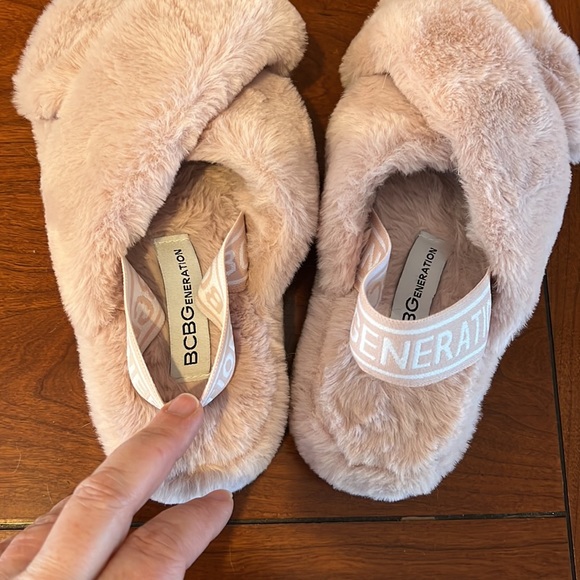 Fluffy sandal slipper with elastic heel strap - Picture 2 of 5